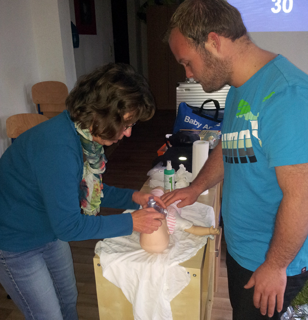 Beim "Erste-Hilfe-Kurs am besonderen Kind" stand auch Herz-Lungen-Wiederbelebung an der Babypuppe auf dem Programm. (Foto: BbP)